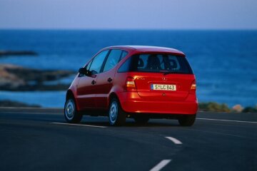 Mercedes-Benz A 140, Baureihe 168, 1998, 4-Zylinder-Benzinmotor M 166, 1.397 cm³, 60 kW/82 PS, Glutrot (594). Ausstattungslinie Classic inklusive Außenspiegel, Kühlergrill und Türgriffe schwarz sowie serienmäßig mit 5,5-Zoll-Stahlfelgen und 10-Loch-Radzierblenden. Verschiedene Leichtmetallräder sind als Sonderausstattung oder aus dem Mercedes-Benz Original-Zubehörprogramm wählbar.