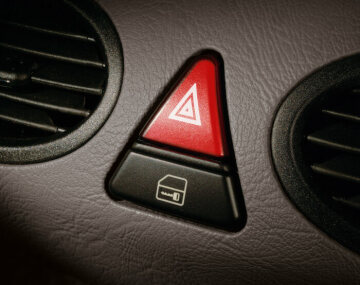 Mercedes-Benz A-Class, model series 168, 2001, interior. Centrally positioned on the instrument panel is the control button for the hazard warning lights, below it the inside switch for the standard central locking system. Next to them the adjustable air vents.