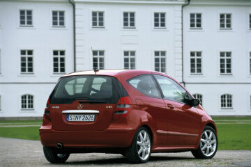 Mercedes-Benz A 180 CDI Coupé, model series 169, 2004, 4-cylinder turbodiesel engine OM 640, 1991 cc, 80 kW/109 hp. Jupiter red (589), equipment line AVANTGARDE including high-gloss back on the radiator, chrome trim, dark-tinted rear lamps, interior trim elements in matt aluminium. Special equipment: 17-inch light-alloy wheels in 7-spoke design (as in Sport Package), panoramic lamella sliding sunroof (Code 417), PARKTRONIC (Code 220).