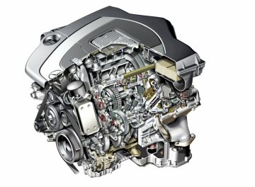 Mercedes-Benz SL 350, Baureihe 230. Technische Grafik: der M 272 ist ein V6-Vierventil-Motor mit 2,5 bis 3,5 Litern Hubraum und einem Zylinderbankwinkel von 90°. Er wird ab 2004 in verschiedenen Baureihen und Leistungsstufen eingesetzt. Im SL 350 löst er zur Modellpflege 2006 den 3,7-Liter-Dreiventil-Vorgängermotor M 112 ab. Der SL 350 hat nun 3,5 Liter und eine Leistung von 200 kW/272 PS. Mit der Modellpflege 2008 sind es unter der Bezeichnung "Sportmotor" 232 kW/316 PS.