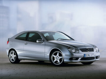 Mercedes-Benz C 230 KOMPRESSOR Sportcoupé, Baureihe 203, Version 2001. Sportpaket EVOLUTION AMG (Sonderausstattung) mit Sportfahrwerk, 17-Zoll AMG Leichtmetallrädern im 5-Speichen-Design, Türgriffen in Wagenfarbe, anderer Optik bei Seitenschwellern, Heck- und Frontschürze sowie größerer Endrohrblende.