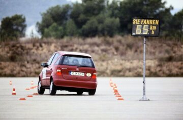 Mercedes-Benz A 140, model series 168, 1997, 4-cylinder petrol engine M 166, 1397 cc, 60 kW/82 hp, volcano red metallic (483) in ISO test.