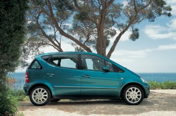 Mercedes-Benz A 170 CDI long, model series 168, 2001. Pacific blue metallic (342), quartz leather (245). In the equipment line ELEGANCE the radiator shell, rubbing strips (with chrome inserts), door handles (with chrome inserts) and exterior mirror housings were in the vehicle colour. Light-coloured bichromatic rear lamps. Light-alloy wheels in 10-hole design. Special equipment: Lamella sliding sunroof (Code 417), PARKTRONIC (220).