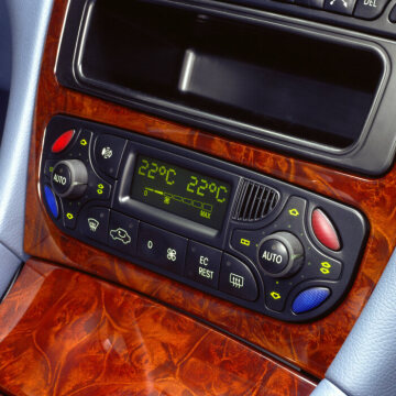 Mercedes-Benz C-Klasse Limousine/T-Modell (Beispiel im Bild) und Sportcoupé, Baureihe 203, ab 2000. Für ein perfektes Innenraumklima sorgt die sensorgesteuerte Komfort-Klimatisierungsautomatik THERMOTRONIC (Sonderausstattung).