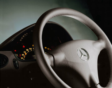 Mercedes-Benz A-Class, model series 168, 2001, interior. Equipment line ELEGANCE with leather steering wheel (and leather shift lever) and black dial face in the instrument cluster.