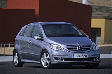 Mercedes-Benz B 200 CDI, Sports Tourer, model series 245, version 2005 - 2008. Four-cylinder turbodiesel engine OM 640, 1991 cc, 103 kW/140 hp. B-Class horizon blue metallic (394) exclusive paint finish, alpaca grey leather interior, panoramic lamella sliding sunroof, PARKTRONIC (special equipment). Projection headlamps with H7 halogen light source, aluminium interior trim (standard equipment). 16-inch 5-spoke light- alloy wheels and Exterior Chrome Package (standard equipment on B 200 CDI): Radiator grille with 4 louvres and chrome trim, other chrome trim parts, outside mirrors in vehicle colour.