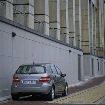 Mercedes-Benz B 150, Sports Tourer, model series 245, version 2005 - 2008. Petrol engine M 266, 1498 cc, 70 kW/95 hp. Comet grey metallic (748), 16-inch 5-twin-spoke light-alloy wheels painted sterling silver, panoramic lamella sliding sunroof (special equipment).