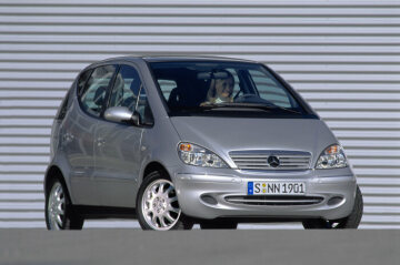 Mercedes-Benz A 170 CDI, Baureihe 168, Version 2001, Polarsilber metallic (761), Stoff Dunkelblau (472). Bei der Ausstattungslinie ELEGANCE sind der Kühlergrill, die Seitenschutzleisten (mit Chromeinlage), die Türgriffe (mit Chromeinlage) und die Außenspiegelgehäuse in Wagenfarbe ausgeführt. Die Heckleuchten sind bichromatisch hell. Leichtmetallräder im 10-Loch-Design. Sonderausstattungen: Lamellenschiebedach (Code 417), PARKTRONIC (220).