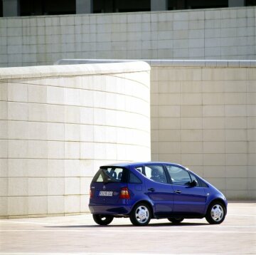 Mercedes-Benz A 160, Baureihe 168, Version 1997, aus dem Mercedes-Benz Werk Rastatt/Deutschland. 4-Zylinder-Benzinmotor M 166, 1.598 cm³, 75 kW/102 PS, Tiefseeblau metallic (933), Ausstattungslinie Classic. Verschiedene Leichtmetallräder als Sonderausstattung oder aus dem Mercedes-Benz Original-Zubehörprogramm wählbar.