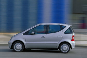 Mercedes-Benz A 170 CDI, Baureihe 168, Version 2001, Polarsilber metallic (761), Stoff Dunkelblau (472). Bei der Ausstattungslinie ELEGANCE sind der Kühlergrill, die Seitenschutzleisten (mit Chromeinlage), die Türgriffe (mit Chromeinlage) und die Außenspiegelgehäuse in Wagenfarbe ausgeführt. Die Heckleuchten sind bichromatisch hell. Leichtmetallräder im 10-Loch-Design. Sonderausstattungen: Lamellenschiebedach (Code 417), PARKTRONIC (220).