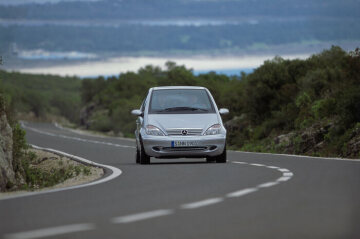 Mercedes-Benz A 170 CDI, Baureihe 168, Version 2001, Polarsilber metallic (761), Stoff Dunkelblau (472). Bei der Ausstattungslinie ELEGANCE sind der Kühlergrill, die Seitenschutzleisten (mit Chromeinlage), die Türgriffe (mit Chromeinlage) und die Außenspiegelgehäuse in Wagenfarbe ausgeführt. Die Heckleuchten sind bichromatisch hell. Leichtmetallräder im 10-Loch-Design. Sonderausstattungen: Lamellenschiebedach (Code 417), PARKTRONIC (220).