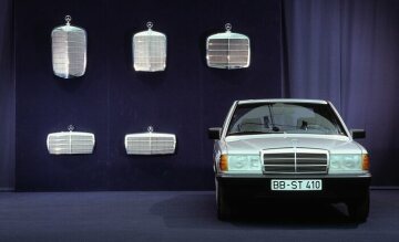 The radiator grilles get a continuously flatter and wider design over the decades. Here a display of the W 201 series models of the years 1952, 1954, 1963, 1976, 1979, and 1982.