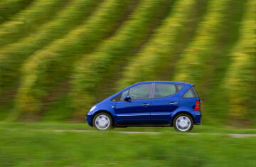 5-hoole light-alloy wheels, a silver-colored radiator grille and a stainless steel exhaust tailpipe are the distinguishing exterior features of the AVANTGARDE line.