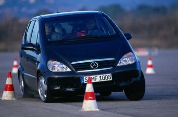 Mercedes-Benz A-Class, model series 168, 1997, equipment line Elegance (radiator shell in vehicle colour). On the road for suspension tests and test drives, evasive manoeuvres to test the Electronic Stability Programme ESP® with which this vehicle was equipped.