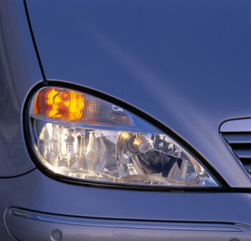 Mercedes-Benz A-Class, model series 168, facelifted 2001 version, close-up of the right headlamp. In the equipment line AVANTGARDE, the radiator shell was silver-painted. In the equipment line ELEGANCE it was in the vehicle colour.