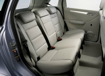 Mercedes-Benz B-Class, Sports Tourer, model series 245, version 2005 - 2008. Interior alpaca grey leather, seats: split rear bench seat (1/3 : 2/3) with fold-up seat cushions and fold-down backrests. Both rear seat cushions can be removed and (with TIREFIT as standard equipment) stowed under the height-adjustable load compartment. Rear seat armrest including cup holder and through-loading facility. Optional: EASY VARIO system: rear seat backrests and front passenger seat removable and seat cushion bases folding.
