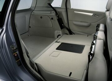 Mercedes-Benz B-Klasse, Sports Tourer, Baureihe 245, Version 2005 - 2008. B-Klasse Exklusivlackierung Horizontblau Metallic (394), Interieur Leder Alpakagrau, Panorama-Lamellenschiebedach (Sonderausstattungen), Zierteile Aluminium (Serienausstattung). Laderaumboden unten, Sitzkissen und Fondsitzlehnen umgeklappt.