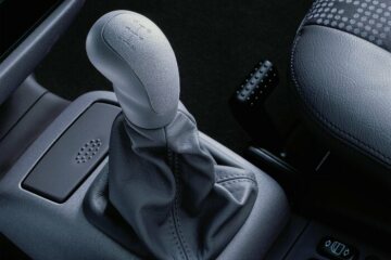 Mercedes-Benz A 160, model series 168, 1997, 4-cylinder petrol engine M 166, 1598 cc, 75 kW/102 hp, moonlight silver metallic (706), equipment line Avantgarde, Rotterdam fabric (608). Close-up of the grey leather shift lever inlay for the standard 5-speed manual transmission.