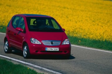 Mercedes-Benz A 170 CDI, Baureihe 168, 1998, 4-Zylinder-Turbodieselmotor OM 668, 1.689 cm³, 66 kW/90 PS, Floraviolett (381). Ausstattungslinie Avantgarde inklusive Kühlergrill silberlackiert, Außenspiegelgehäuse in Wagenfarbe, Türgriffe schwarz, Heckleuchten monochromatisch, Leichtmetallräder im 5-Speichen-Design mit Bereifung 195/50 R 15. Lamellenschiebedach (Sonderausstattung, Code 417).