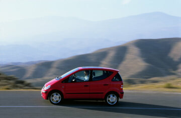 Mercedes-Benz A 140, model series 168, 2001 version, jupiter red (589), slate grey fabric (388). In the CLASSIC equipment line, the radiator louvres, rubbing strips, door handles and exterior mirror housings were in black. Special equipment: Lamella sliding sunroof (Code 417), 16-inch light-alloy wheels in 5-hole design (650).