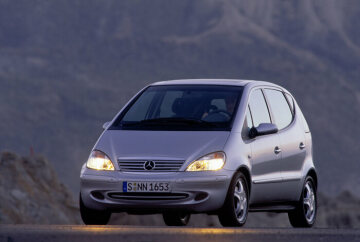 Mercedes-Benz A 190 lang, Baureihe 168, Version 2001, Polarsilber metallic (761), Stoff Schiefergrau (678). Bei der Ausstattungslinie AVANTGARDE ist der Kühlergrill in Silber lackiert. Die Seitenschutzleisten, die Türgriffe mit Chromeinlage und die Außenspiegelgehäuse sind in Wagenfarbe ausgeführt. Die Heckleuchten sind bichromatisch dunkel, die Auspuffblende besteht aus Edelstahl. Leichtmetallräder im 5-Loch-Design. Sonderausstattungen: Lamellenschiebedach (Code 417), PARKTRONIC (220).