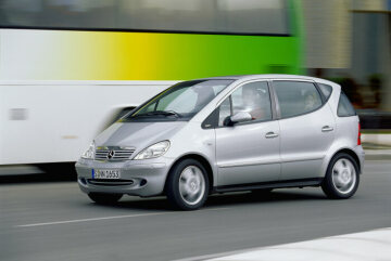 Mercedes-Benz A 190 lang, Baureihe 168, Version 2001, Polarsilber metallic (761), Stoff Schiefergrau (678). Bei der Ausstattungslinie AVANTGARDE ist der Kühlergrill in Silber lackiert. Die Seitenschutzleisten, die Türgriffe mit Chromeinlage und die Außenspiegelgehäuse sind in Wagenfarbe ausgeführt. Die Heckleuchten sind bichromatisch dunkel, die Auspuffblende besteht aus Edelstahl. Leichtmetallräder im 5-Loch-Design. Sonderausstattungen: Lamellenschiebedach (Code 417), PARKTRONIC (220).