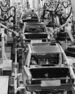 Sindelfingen plant, production
Modern, fully automated spot-welding machine in the body shop of the plant. In the picture, vehicle side panels are welded to the underbody and front body of the MB 190 / 190 E model series, 1982