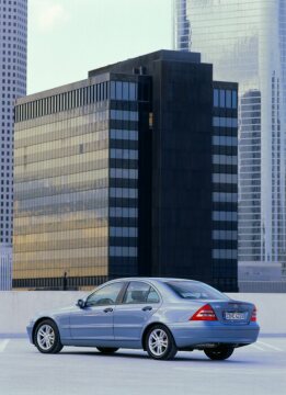 Mercedes-Benz C 180 Limousine, Baureihe 203, Version 2000. Ausstattungslinie CLASSIC, Kühlermaske mit Chromauflage und 2 Lamellen, Stoffdessin York. Aragonitblau Metallic (941), Glas-Schiebe-Hebe-Dach mit Positionierungsautomatik, Leichtmetallräder im 5-Doppelspeichen-Design (Sonderausstattungen).