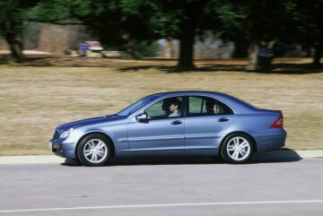 Mercedes-Benz C 180 Limousine, Baureihe 203, Version 2000. Ausstattungslinie CLASSIC, Kühlermaske mit Chromauflage und 2 Lamellen, Stoffdessin York. Aragonitblau Metallic (941), Glas-Schiebe-Hebe-Dach mit Positionierungsautomatik, Leichtmetallräder im 5-Doppelspeichen-Design (Sonderausstattungen).