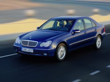 Mercedes-Benz C 270 CDI Limousine, Baureihe 203, Version 2000. Ausstattungslinie ELEGANCE, Lamellen-Kühlermaske Atlasgrau hochglänzend lackiert mit Chromleisten, Leichtmetallräder im 7-Speichen-Design, Stoffdessin Cambridge. Jaspisblau Metallic (345), Glas-Schiebe-Hebe-Dach mit Positionierungsautomatik (Sonderausstattung).