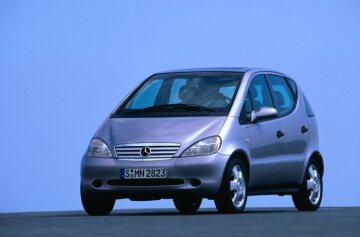 Mercedes-Benz A 160, Baureihe 168, 1997, 4-Zylinder-Benzinmotor M 166, 1.598 cm³, 75 kW/102 PS, Mondsilber metallic (706), Ausstattungslinie Avantgarde, Stoff Rotterdam (608). Hier zu sehen mit dem Lamellenschiebedach (Sonderausstattung, Code 417).