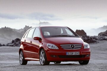 Mercedes-Benz B 200 TURBO, Sports Tourer, model series 245, version 2005 - 2008. TURBO petrol engine M 266, 2034 cc, 142 kW/193 hp. Jupiter red solid paint finish (589), projection headlamps with H7 halogen light source, aluminium interior trim (standard equipment). Panoramic roof, sports seats, 18-inch AMG 5-spoke light-alloy wheels (special equipment). Sports Package (special equipment) with ARTICO man-made leather/"Maastricht" fabric in black, radiator grille with 3 louvres, tail lamps dark meander.