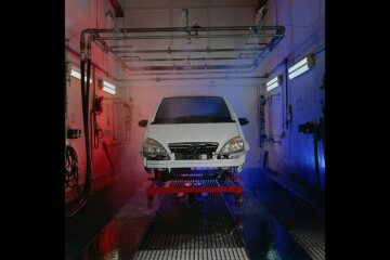 Mercedes-Benz A-Class, model series 168, production at the plant in Rastatt/Germany, 1997.
Testing for leaks on the test bench.