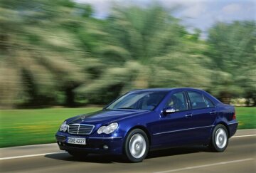 Mercedes-Benz C 270 CDI Limousine, Baureihe 203, Version 2000. Ausstattungslinie ELEGANCE, Lamellen-Kühlermaske Atlasgrau hochglänzend lackiert mit Chromleisten, Leichtmetallräder im 7-Speichen-Design, Stoffdessin Cambridge. Jaspisblau Metallic (345), Glas-Schiebe-Hebe-Dach mit Positionierungsautomatik (Sonderausstattung).