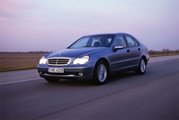 Mercedes-Benz C 180 Limousine, Baureihe 203, Version 2000. Ausstattungslinie CLASSIC, Kühlermaske mit Chromauflage und 2 Lamellen, Stoffdessin York. Aragonitblau Metallic (941), Glas-Schiebe-Hebe-Dach mit Positionierungsautomatik, Leichtmetallräder im 5-Doppelspeichen-Design (Sonderausstattungen).