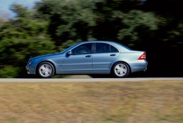 Mercedes-Benz C 180 Limousine, Baureihe 203, Version 2000. Ausstattungslinie CLASSIC, Kühlermaske mit Chromauflage und 2 Lamellen, Stoffdessin York. Aragonitblau Metallic (941), Glas-Schiebe-Hebe-Dach mit Positionierungsautomatik, Leichtmetallräder im 5-Doppelspeichen-Design (Sonderausstattungen).