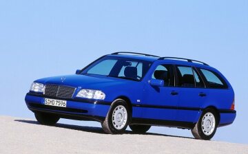 Mercedes-Benz C 180 T-Modell, Esprit
Mit dem T-Modell der C-Klasse (S 202) bietet Mercedes-Benz ab Mai 1996 zum ersten Mal auch in der Mittelklasse einen gleichermaßen praktischen wie eleganten Kombi an. Mit 1.510 Litern maximalem Laderaum belegt das T-Modell in seiner Vergleichsklasse einen Spitzenwert – trotz der coupéhaft abgerundeten Heckpartie. Die umfangreiche Motorenpalette und die vier Ausstattungslinien CLASSIC, ESPRIT, ELEGANCE und SPORT sind mit der Limousine zunächst identisch.