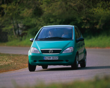 Mercedes-Benz A 160 CDI (initial sales designation: A 160 TURBODIESEL, model series 168, 1998, 4-cylinder turbodiesel engine OM 668, 1689 cc, 44 kW/60 hp, oasis green (260).