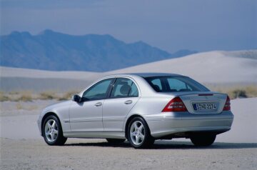 Mercedes-Benz C 200 Kompressor Limousine, Baureihe 203, Version 2000. Ausstattungslinie AVANTGARDE, Lamellen-Kühlermaske Schwarz und hochglänzend lackiert mit Chromleisten, 16-Zoll-Leichtmetallräder im 5-Speichen-Design, Stoffdessin Derby. Brillantsilber Metallic (744), Glas-Schiebe-Hebe-Dach mit Positionierungsautomatik (Sonderausstattung).