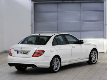 Mercedes-Benz C-Klasse Limousine, Baureihe 204, 2006, Ausstattungslinie AVANTGARDE (mit Schriftzug seitlich), in Calcitweiß (Serienlackierung). Sportpaket AMG (Sonderausstattung) einschliesslich Sportfahrwerk, AMG Front- und Heckschürze, Seitenschwellerverkleidungen, Parameterlenkung. 18-Zoll AMG Leichtmetallräder im 5-Doppelspeichen-Design (Sonderausstattung).