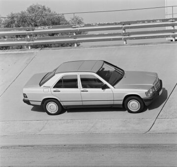 Mercedes-Benz 190 / 190 E
auf der Einfahrbahn