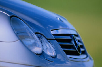 Mercedes-Benz C-Klasse Sportcoupé, Baureihe 203, Version 2001. Noch markanter als bei der Limousine betonen die Frontscheinwerfer des Sportcoupés die Ellipsenform, um eine betont sportlich-progressive Wirkung zu erzielen.