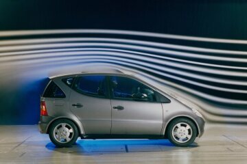 Mercedes-Benz A-Class, model series 168. Airflow analyses in the wind tunnel at the Mercedes-Benz plant in Stuttgart-Untertürkheim/Germany in 1996, usually with the help of smoke traces.
