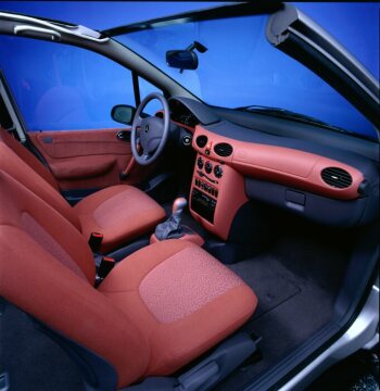 Mercedes-Benz A 140, model series 168, 1997, 4-cylinder petrol engine M 166, 1397 cc, 60 kW/82 hp, moonlight silver metallic (706), equipment line Classic, interior Ghent fabric in brick red (007). The design of the instrument panel incorporated the latest ergonomic findings. The controls were easily accessible to the driver or front passenger. The needles of the speedometer, rev counter and fuel gauge only became visible when the ignition was switched on, and were transparent. The information on the centrally positioned multi-information display was therefore visible at all times.
