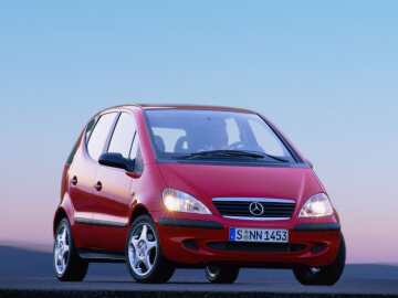 Mercedes-Benz A 140, Baureihe 168, Version 2001, Jupiterrot (589), Stoff Schiefergrau (388). Bei der Ausstattungslinie CLASSIC sind die Kühlerlamellen, Seitenschutzleisten, Türgriffe und Außenspiegelgehäuse in Schwarz ausgeführt. Sonderausstattungen: Lamellenschiebedach (Code 417), 16-Zoll-Leichtmetallräder im 5-Loch-Design (650).