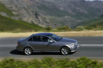 Mercedes-Benz C 320 CDI Limousine, Baureihe 204, Version 2007, Ausstattungslinie AVANTGARDE, Lackierung Palladiumsilber metallic, Sportpaket AMG, Panorama-Schiebedach (Sonderausstattungen)
Fotograf Markus Bolsinger