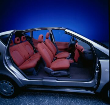Mercedes-Benz A-Class, model series 168, 1997, moonlight silver metallic (706), equipment line Classic, interior Ghent fabric in brick red (007). The seating of the A-Class allowed a total of 72 variations.