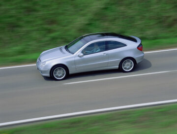 Mercedes-Benz C 200 KOMPRESSOR Sportcoupé, Baureihe 203, Version 2001, mit Panorama-Schiebedach (Sonderausstattung) in Glasoptik (dreiteilig, elektrisch bedienbar, mit integriertem Windabweiser und zwei Rollos, die vor Sonneneinstrahlung schützen).