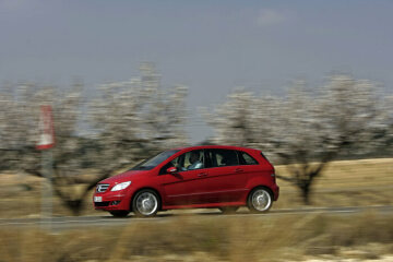 Mercedes-Benz B 200 TURBO, Sports Tourer, Baureihe 245, Version 2005 - 2008. TURBO-Benzinmotor M 266, 2.034 cm³, 142 kW/193 PS. Unilackierung Jupiterrot (589), Projektionsscheinwerfer mit H7-Halogenlichtquelle, Zierteile Aluminium im Interieur (Serienausstattung). Panoramadach, Sportsitze (Sonderausstattung). Sportpaket (Sonderausstattung) mit Ledernachbildung ARTICO/Stoff "Maastricht" in Schwarz, 3-Lamellen-Kühlergrill, 17-Zoll-Leichtmetallrädern im 10-Speichen-Design, Heckleuchten Mäander dunkel. Aufnahme in Spanien.