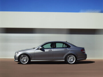 Mercedes-Benz C 320 CDI Limousine, Baureihe 204, Version 2007, Ausstattungslinie AVANTGARDE, Lackierung Palladiumsilber metallic, Sportpaket AMG, Panorama-Schiebedach (Sonderausstattungen). Aufnahme in Südafrika (Markus Bolsinger).